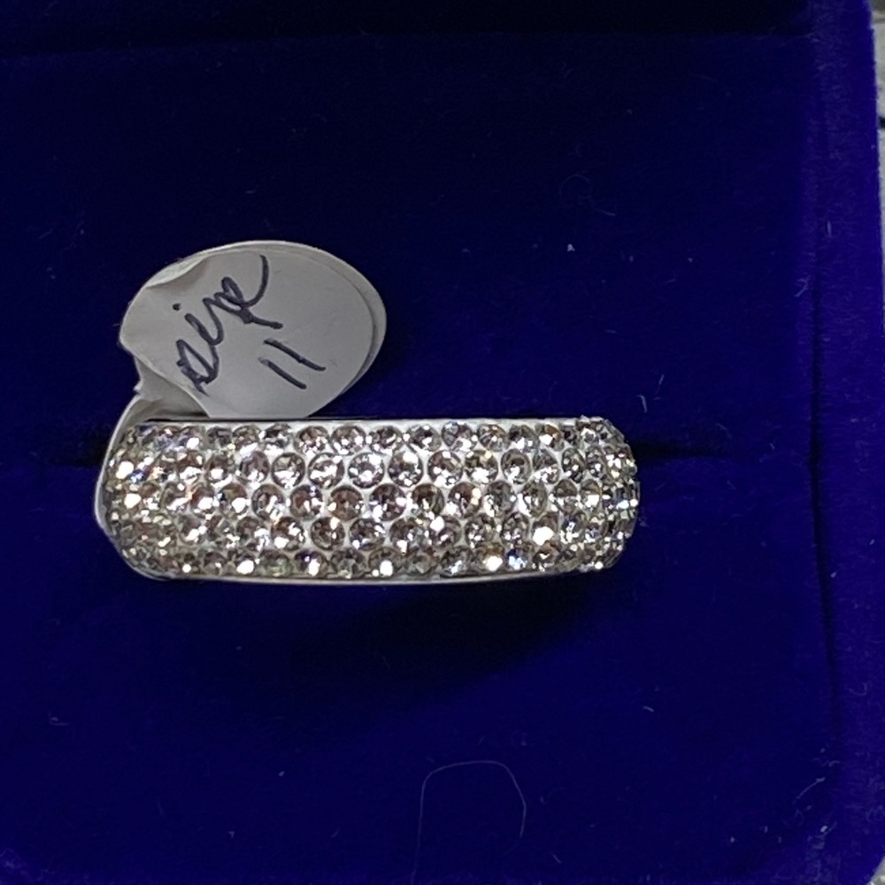 Elegant Silver Crystal Ring
